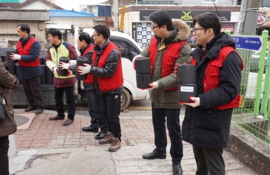 연천군 전곡읍행정복지센터·전곡감리교회, 사랑의 연탄나눔