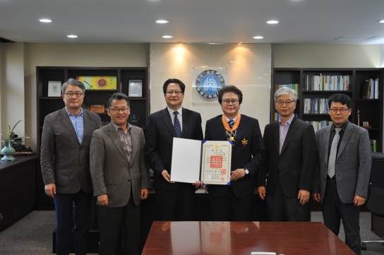 침례신학대학교 배국원 전 총장 황조근정훈장 수상
