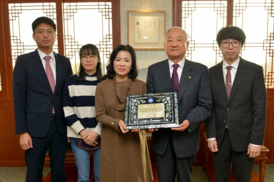 백석대ㆍ백석문화대 기독교박물관, 기독교 유물 기증한 故 이용윤 목사 가족들에게 감사패 전달