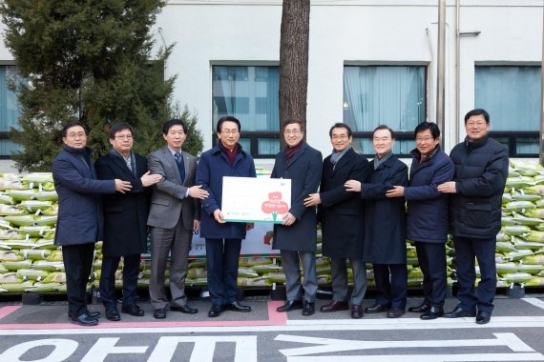 새문안교회, 종로구청에 이웃돕기 쌀 610포 전달