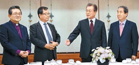 文대통령 "정치가 못한 통합의 민주주의 기독교계가 해달라"