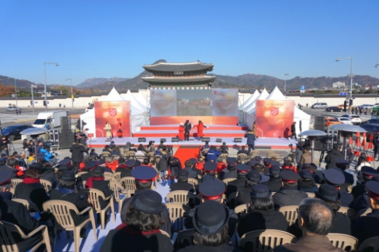 "따뜻한 종소리와 함께 찾아온 자선냄비...거리모금 시작한다"