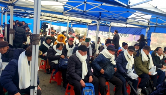 서울역 노숙인들에게 사랑을 나누며 새해를 시작하다