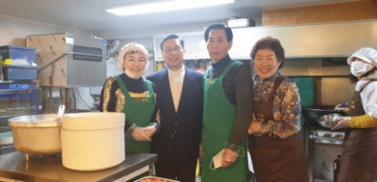 “황인경 작가, 쪽방촌과 독거어르신 대상 특강 및 밥퍼사역으로 섬겨”