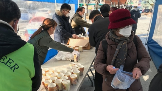 '코로나 공포'에도 나눔 실천 "굶주린 사람 모른 척 할 수 없어"