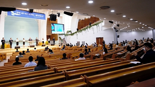 대다수 예배 온라인 전환 속 ‘조심스런 예배’