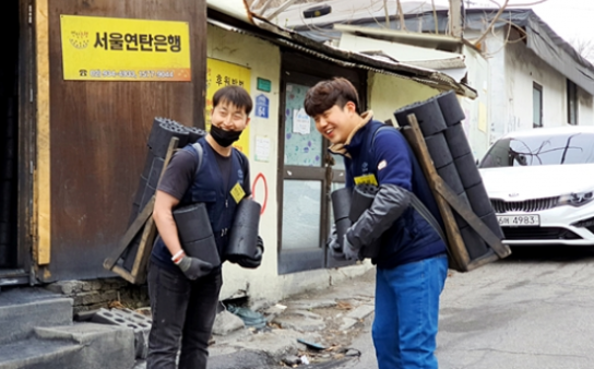 코로나19로 배달 봉사자 줄어… ‘연탄 노인들’ 이중고 “도와주세요”