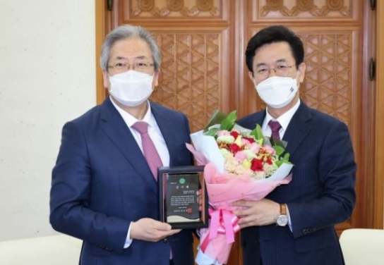 대전 허태정시장 ,지역사회 공헌한 새로남교회 '오정호목사'에게 감사패 전달