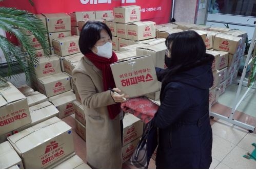 온세계교회, 인천 부평구에 해피박스 550개 전달