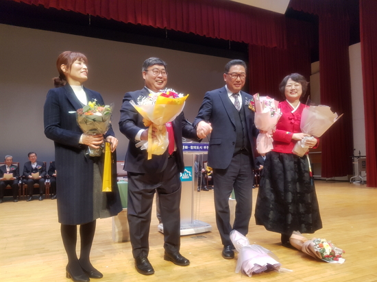부기총 취임패 전달후.jpg