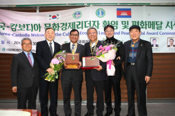 평화메달 기념촬영.jpg