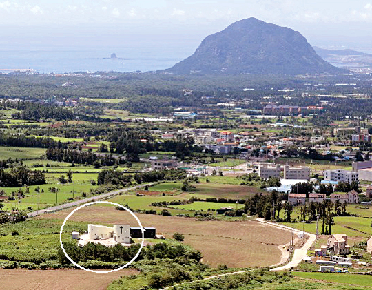 제주도 산방산보이는 교회.jpg